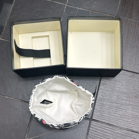Authentic Gucci luxury designer signature jewelry box with dust bag - Picture 3 of 7